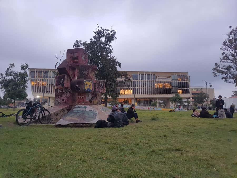 Anti-tour Bogotá - TransMilenio and the TransMilenio Gold Museum Stop