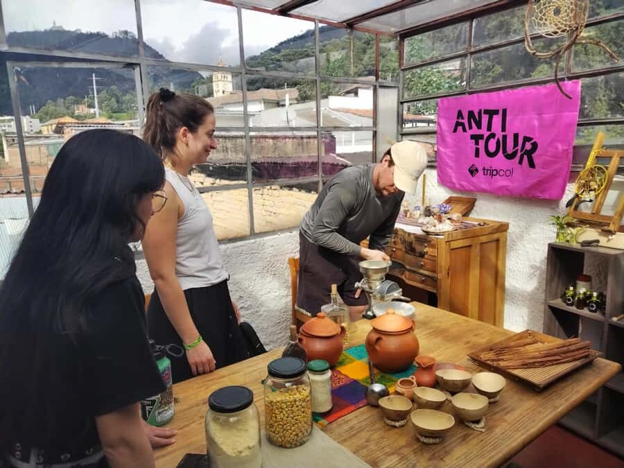 Anti tour Medellin - Parque de las Luces and the shift from market life to modern poles