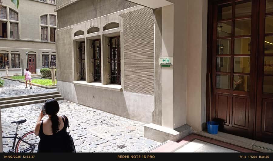 Anti tour Medellin - El Hueco and Palacio Nacional: everyday commerce meets former justice