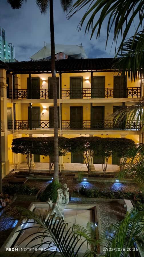 Anti tour Medellin - La Playa Avenue and Casa de la Memoria Museum: turning a walk into reflection