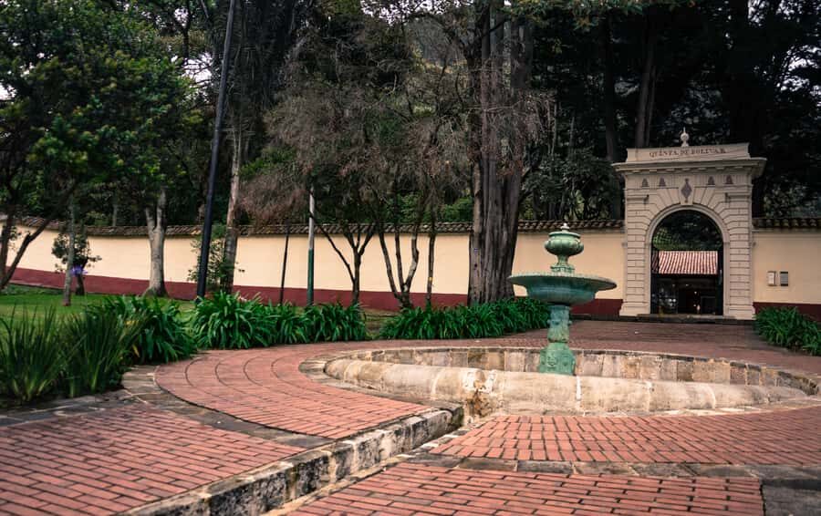 Bogotá: City Tour with Monserrate Hill, transfers and guide - National Capitol, Old Houses, and Santa Clara Church Museum