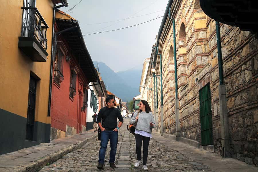 Bogota: La Candelaria Highlights Walking Tour - Starting the Walk: From Café Pasaje to Plazoleta del Rosario