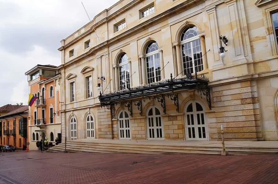 Bogota : Must-See Sites Walking Tour With a Guide - The 3-Hour Rhythm: Walking, Plus Some Transit When Needed