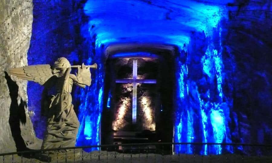 Bogotá: Salt Cathedral and Andrés Carne de res tour! - The ride out of Bogotá and the guide touch you’ll actually notice