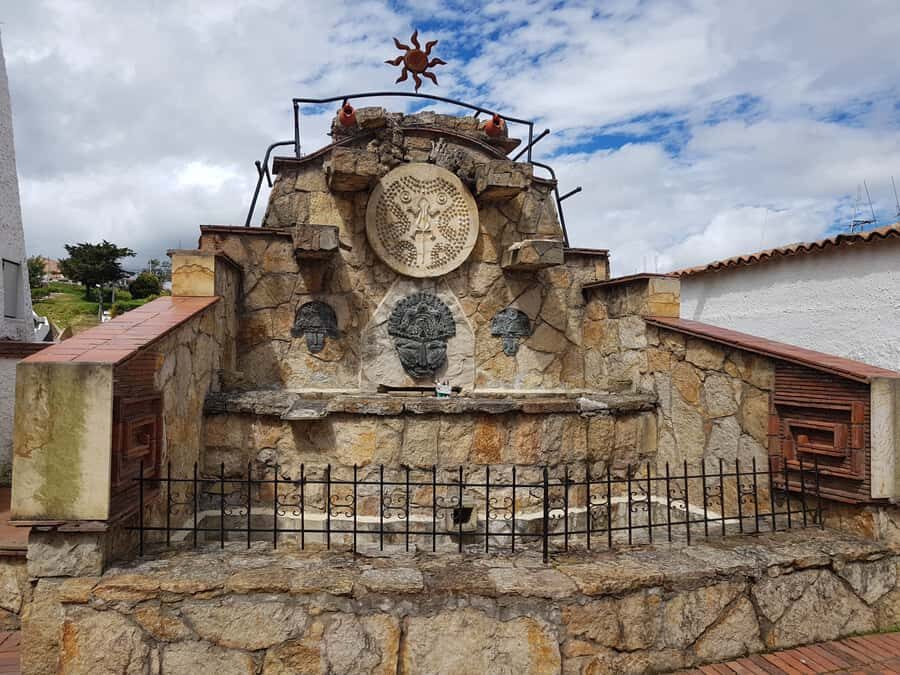 Bogotá: Salt Cathedral & Lake Guatavitá Tour with Lunch - Guatavitá town time: Independence Square, colonial houses, and a real pause