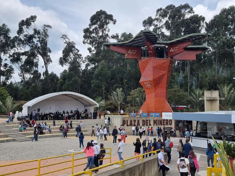 Bogotá: Salt Cathedral & Lake Guatavitá Tour with Lunch - Price and value: what $180 buys you (and what it doesn’t)