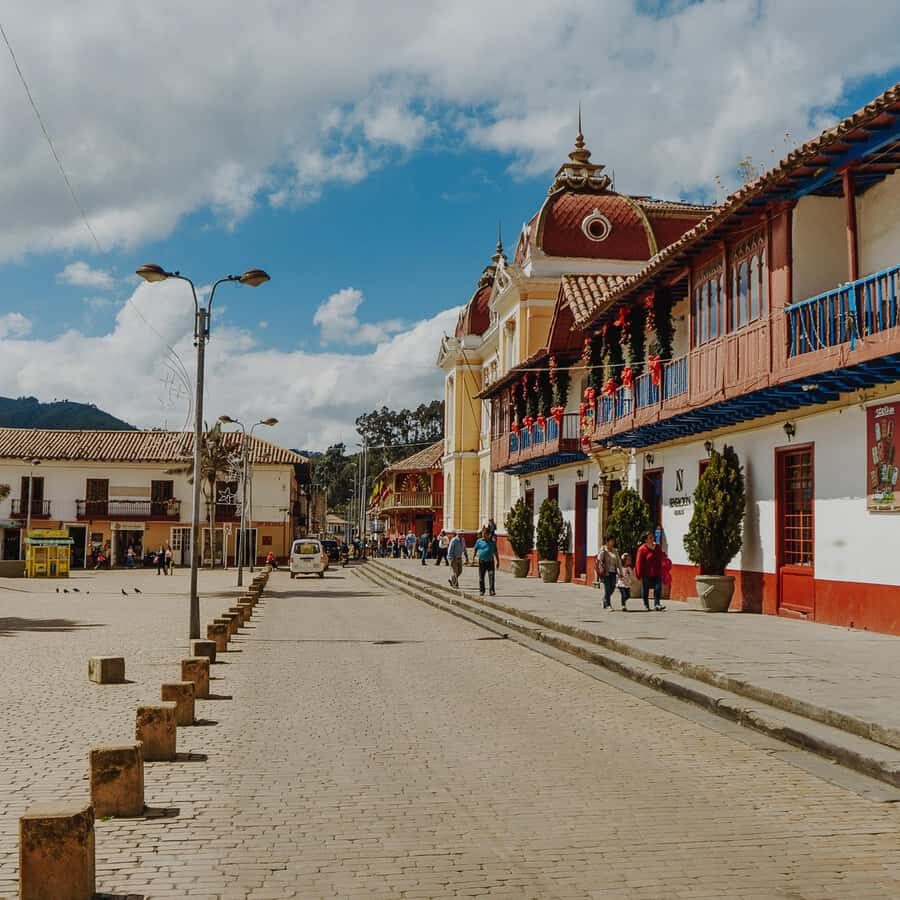 Bogota:Zipaquirá Salt Cathedral & Guatavita Trip with Pickup - Zipaquirá lunch and town time: a breather before the underground cathedral