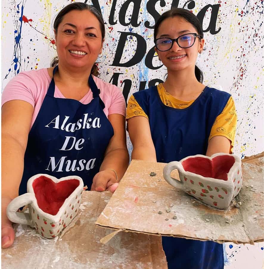 Cali: Ceramic Workshop for Tourists - Glazes and Decoration: How Your Style Gets Locked In