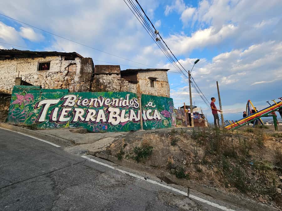 Cali: Comuna 20 Siloé Street Art Tour - The meeting point at Terminal Cañaveralejo and the cable car start