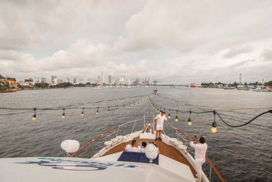 Cartagena: 4-course Culinary Experience aboard a catamaran - On the water: 1.5 hours of night bay views