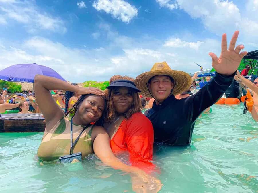 Cartagena: 5 Rosario Islands, Full party with drinks, Snorkeling and lunch - Start at your pickup, then get the boat party rolling