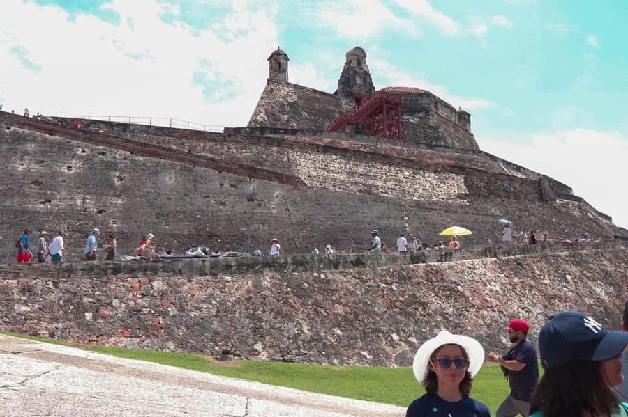 Cartagena: BILINGUAL CITY TOUR San Felipe Castle & Old city - Key things you’ll notice right away