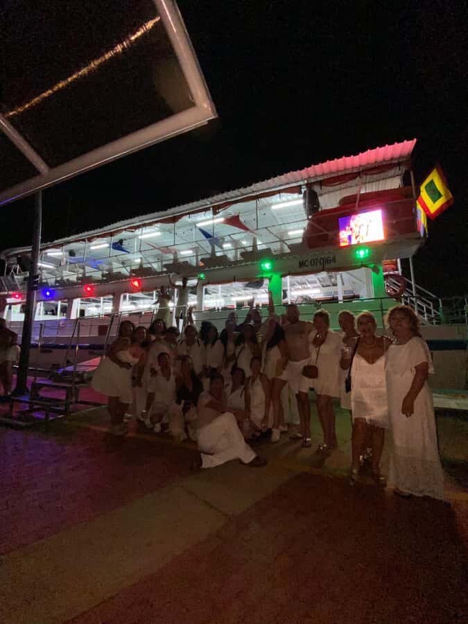Cartagena: Buffet & party night,cocktails sailing in the bay - Open bar rules: included national liquors, and why it matters