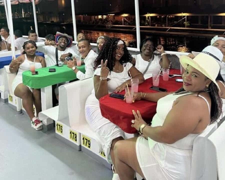 Cartagena: Buffet & party night,cocktails sailing in the bay - Dress code and comfort for a Cartagena night on the water