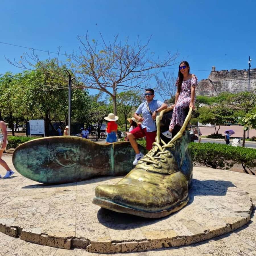 Cartagena: CITY TOUR OVERVIEW of the city Boots castle chiva - Castillo de San Felipe de Barajas: what you get (and what you don’t)