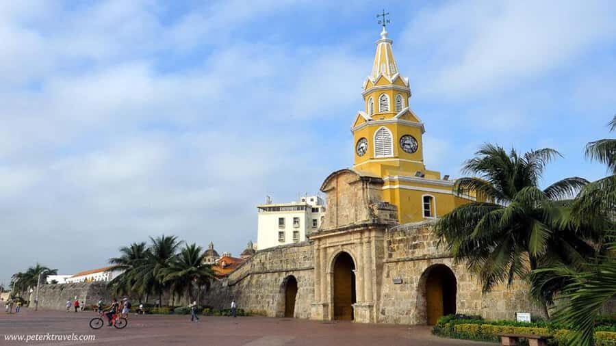 Cartagena: CITY TOUR OVERVIEW of the city Boots castle chiva - Getting on the Chiva: pickup points and staying with the group