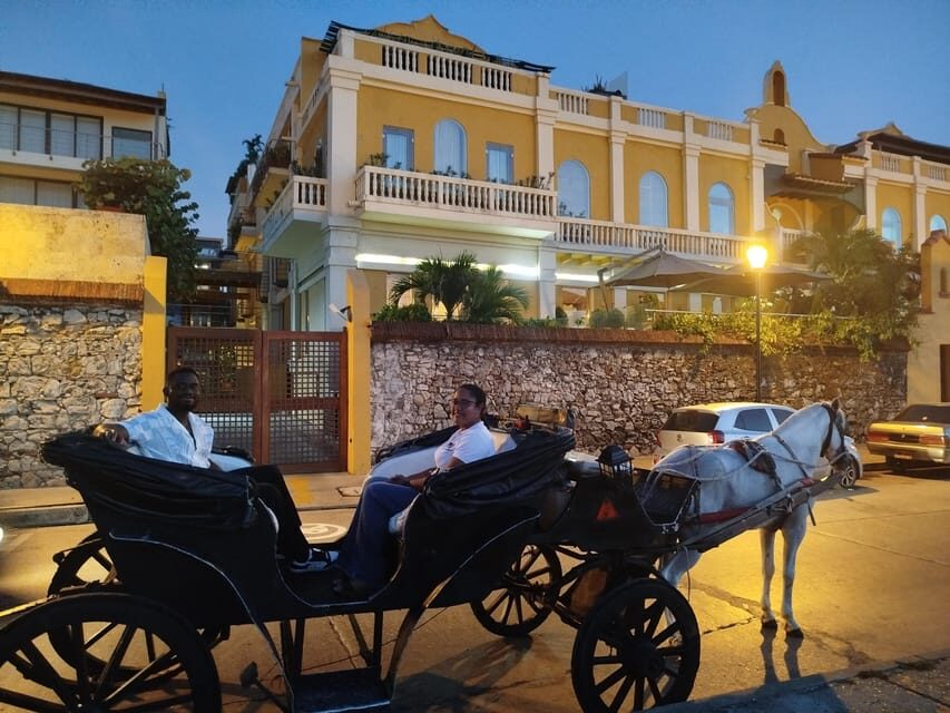 Cartagena: COLLONIAL HORSE DRAWN CARRIAGE by THE OLD CITY - Parque de Bolívar: where the story lines up with the streets