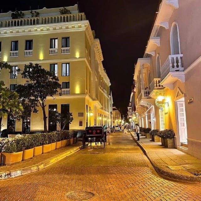 Cartagena: COLLONIAL HORSE DRAWN CARRIAGE by THE OLD CITY - Where you meet: Navy Park area near the Naval Museum