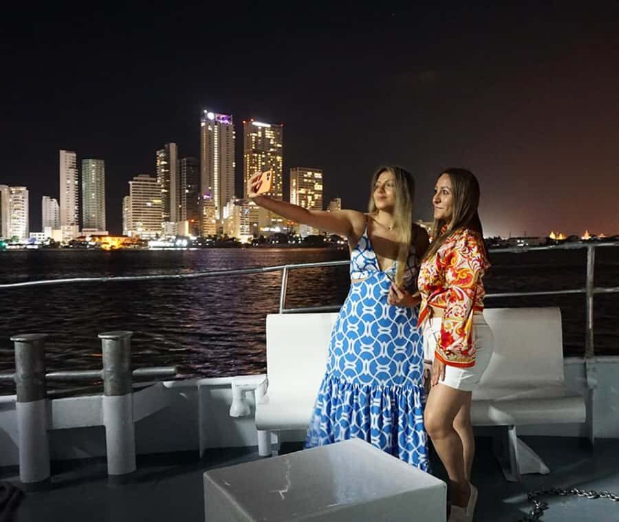 Cartagena: Dinner on a boat while you sail through the Bay - Getting On Board: Muelle de la Bodeguita and How the Timing Feels