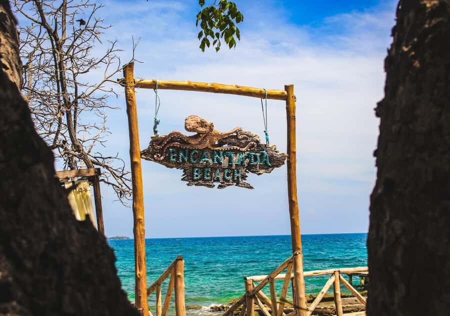 Cartagena: Encantada in Rosario Islands Boat Trip - Corales de Indias National Park stop: lunch plus swim time