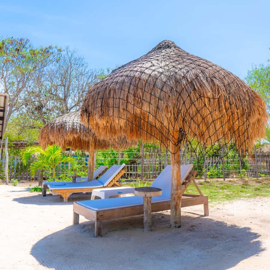 Cartagena: Encantada in Rosario Islands Boat Trip - Food and drinks: what’s included, and what can disappoint