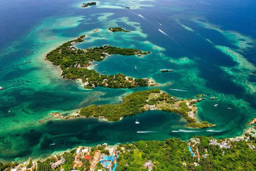 CARTAGENA: EXCURSION to the Rosario Islands by boat and white beach by bus. - Speedboat to the Rosario Islands: short ride, big atmosphere