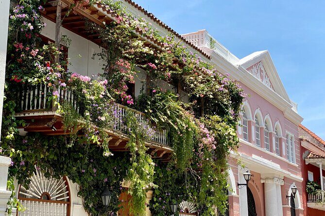 Cartagena Instagrammable History - Stop 1: Parque de San Diego is where you set your photo goals
