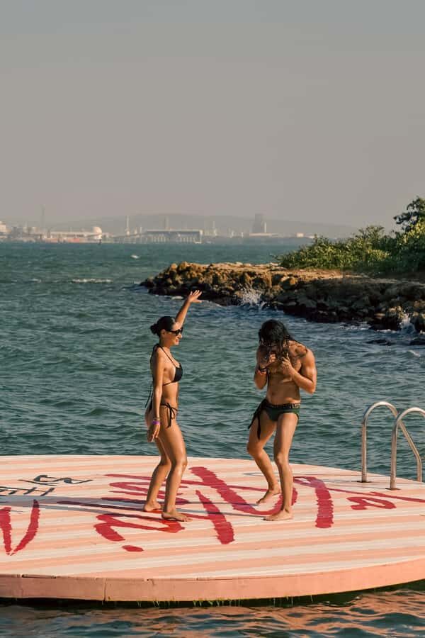 Cartagena: La Punta Beach Club Day Pass (Lunch included) - Your day plan at La Punta Beach Club: check-in, sunbeds, and a DJ-driven beach rhythm