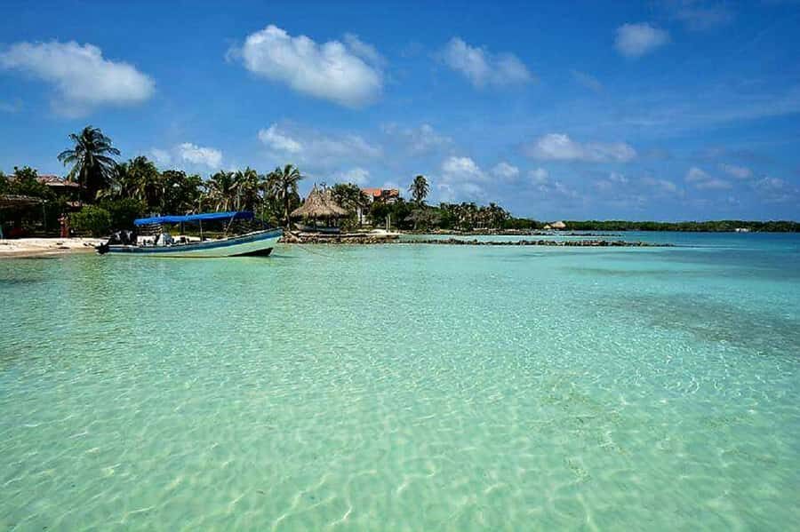 cartagena: Mucura and Santa Cruz Islands Tour spectacular - Santa Cruz del Islote: dense island life and the optional shark swim