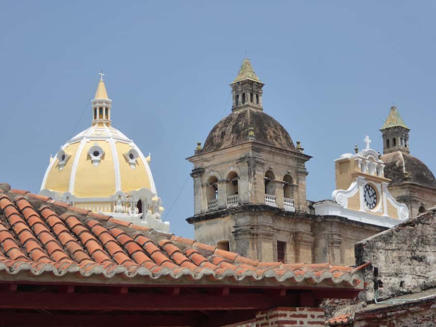 Cartagena: Private Walking Tour with German or Italian Guide - Plaza de Bolívar: where Cartagena’s power shows up