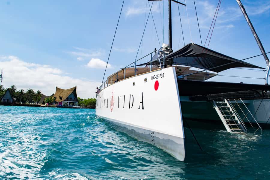 Cartagena: Rosario Islands Catamaran with Lunch and Snorkel - The return ride: wind, splashes, and ending on a high note