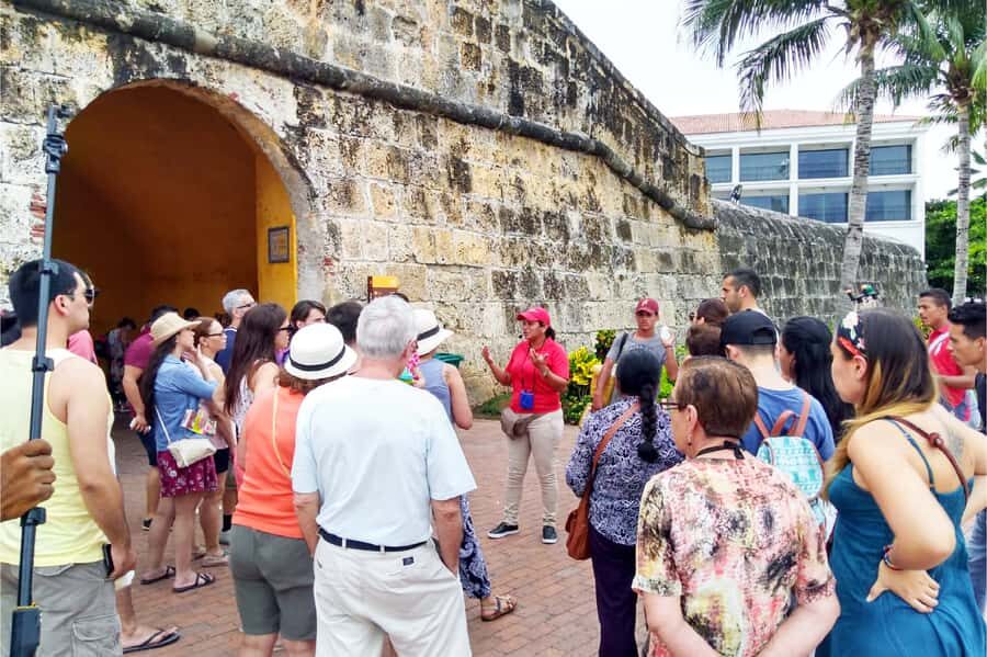 Cartagena: Shared Walking Tour of the Colonial Old Town - Plazas, Music, Street Performers, and Local Artists