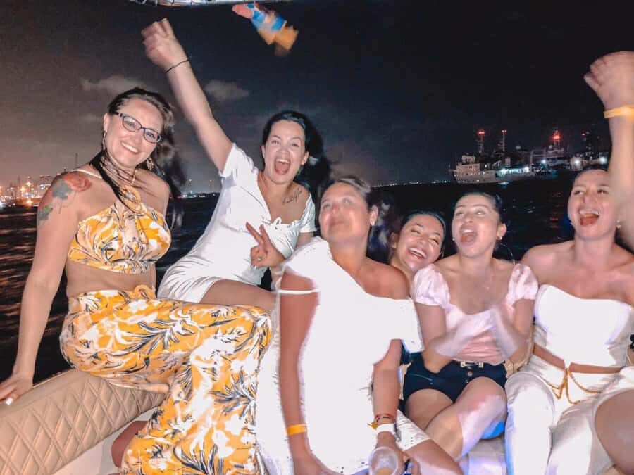 Cartagena: Speed Boat Party on the Bay with open bar - Open bar with national drinks: the value and the real-world feel
