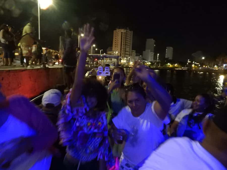Cartagena: Sunset baytour with Dj, drinks and disco - Calle Adentro stop: free time and a dance show