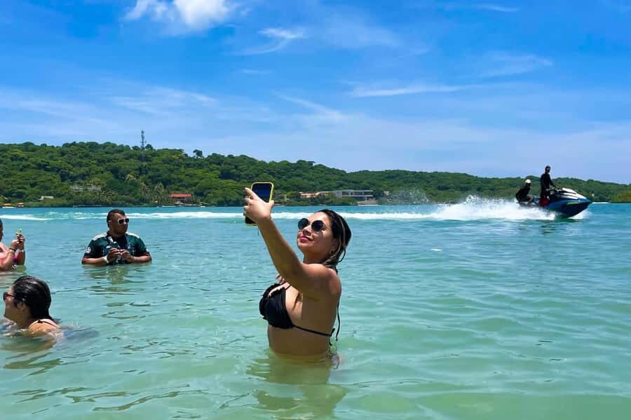 Cartagena: tour of the islands with snorkeling, lunch and plankton activity - Meet at Muelle de la Bodeguita, Then Get Swept Into Island Time