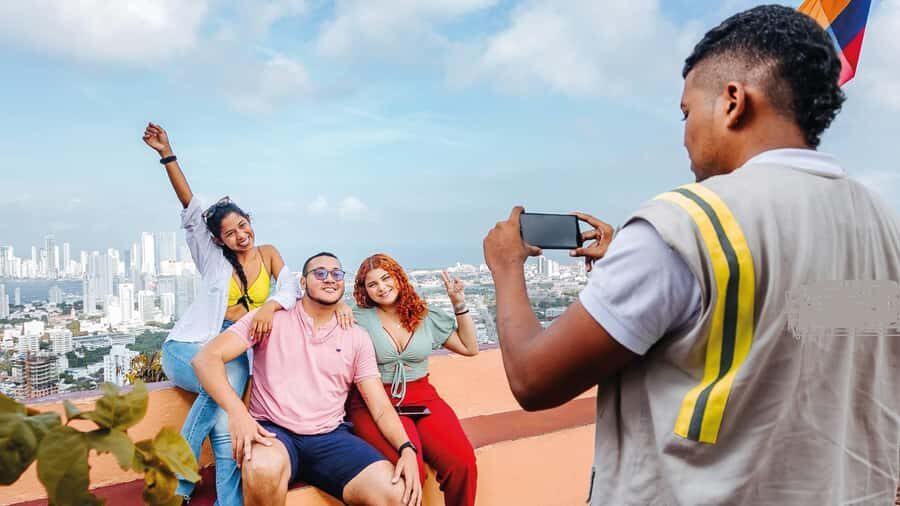 Cartagena: Tour the emblematic Cerro de la Popa - Guide Experience: Bilingual Storytelling and a Real Pace