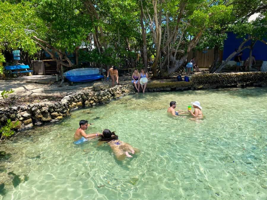 Cartagena: Visit 4 destinations by boat with lunch - Playa Tranquila on Isla Barú: lunch options and a calmer finish
