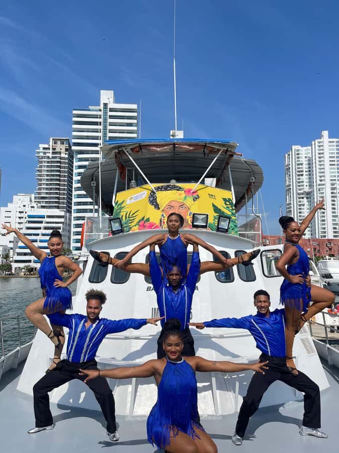 Cartagena: White Night Boat Tour with Dinner and Open Bar - From the Bodeguita Dock to the Inner Bay Views