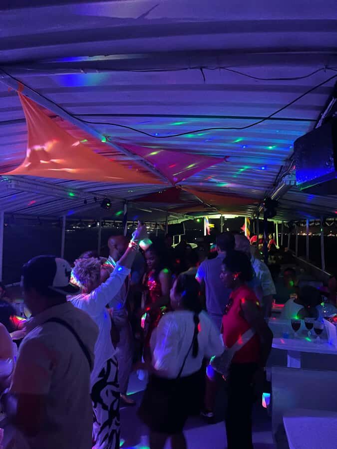 Cartagena: White Night Boat Tour with Dinner and Open Bar - Dinner on a Moving Stage: what’s actually included