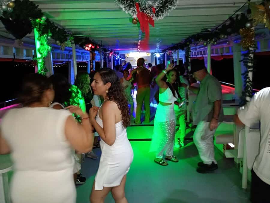 Cartagena: White Night Boat Tour with Dinner and Open Bar - White Night Performances: dance show, live music, and DJ energy
