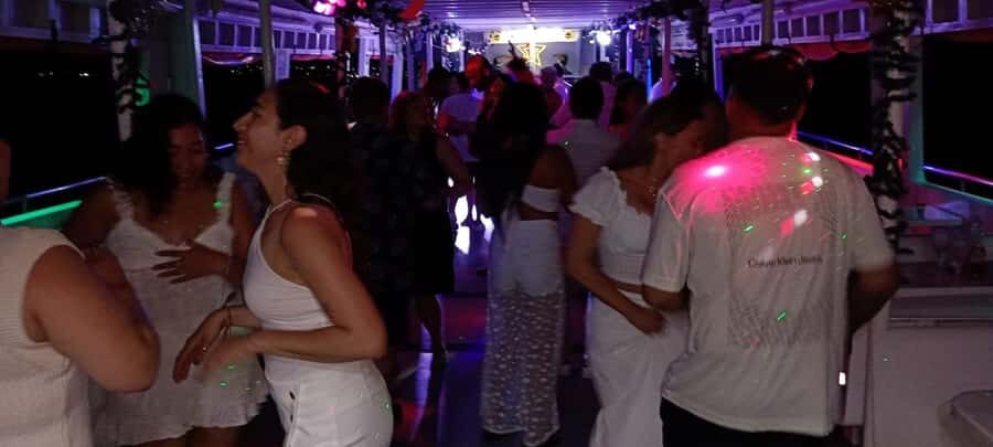 Cartagena: White Night Boat Tour with Dinner and Open Bar - Should you book this White Night Dinner Cruise?