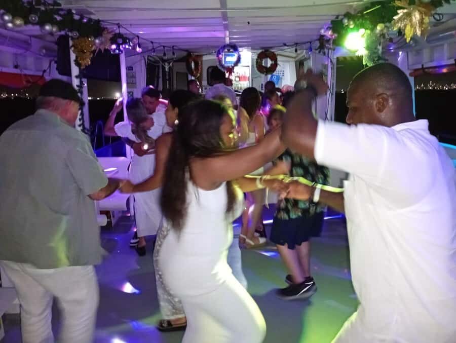 Cartagena: White Night Boat Tour with Dinner and Open Bar - FAQ