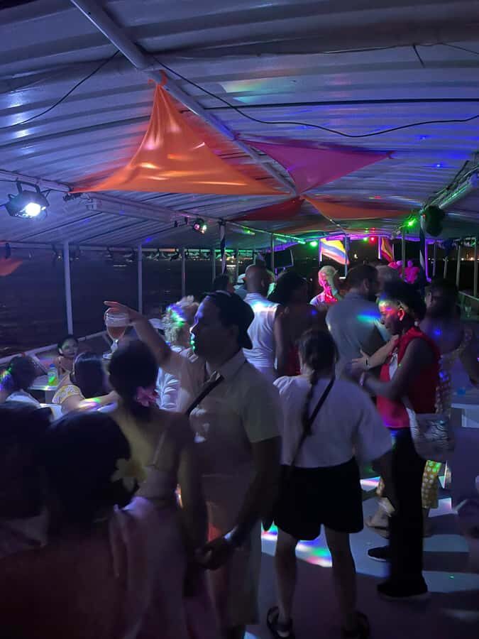 Cartagena: White Night Boat Tour with Dinner and Open Bar - Your Welcome Cocktail and Open Bar Rules (No Beer, National Spirits)