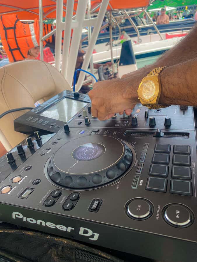 Cholon Forever Boat Party - Who should book Cholón Forever, and who should skip it