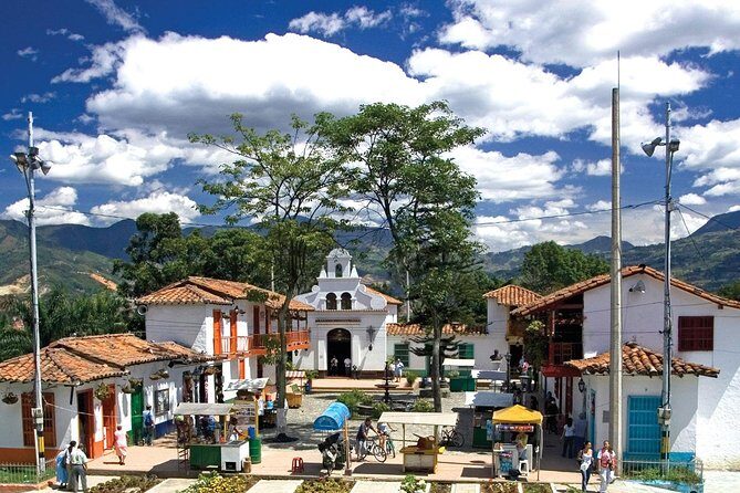 City Tour & Comuna 13 - A practical way to see Medellín: transport + viewpoints