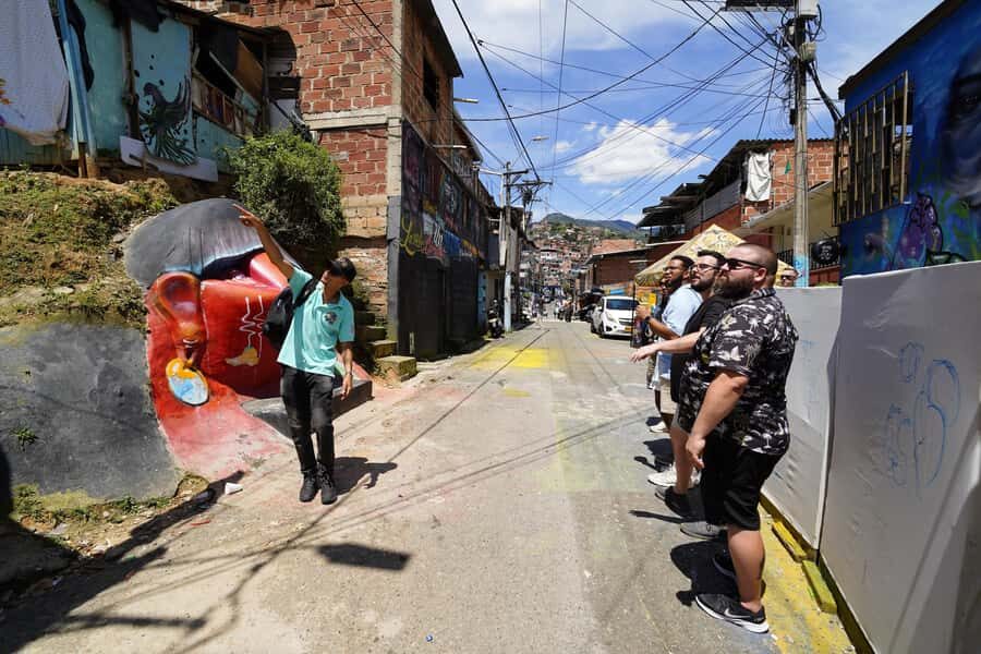 Complete Tour in Comuna 13: Graffiti, History and Street Delights - Graffiti sightseeing with meaning: what you’ll learn as you walk