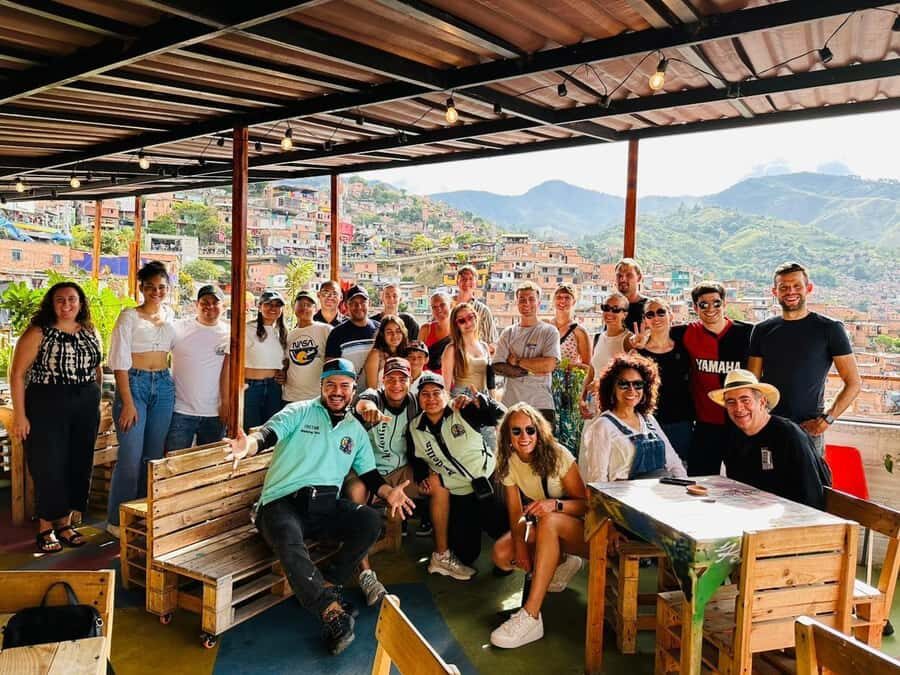 Complete Tour in Comuna 13: Graffiti, History and Street Delights - The dance show: youth opportunity in motion