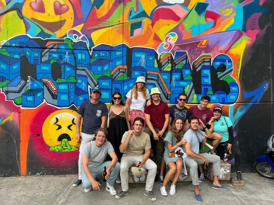 Complete Tour in Comuna 13: Graffiti, History and Street Delights - Choosing the right language and trusting the guide