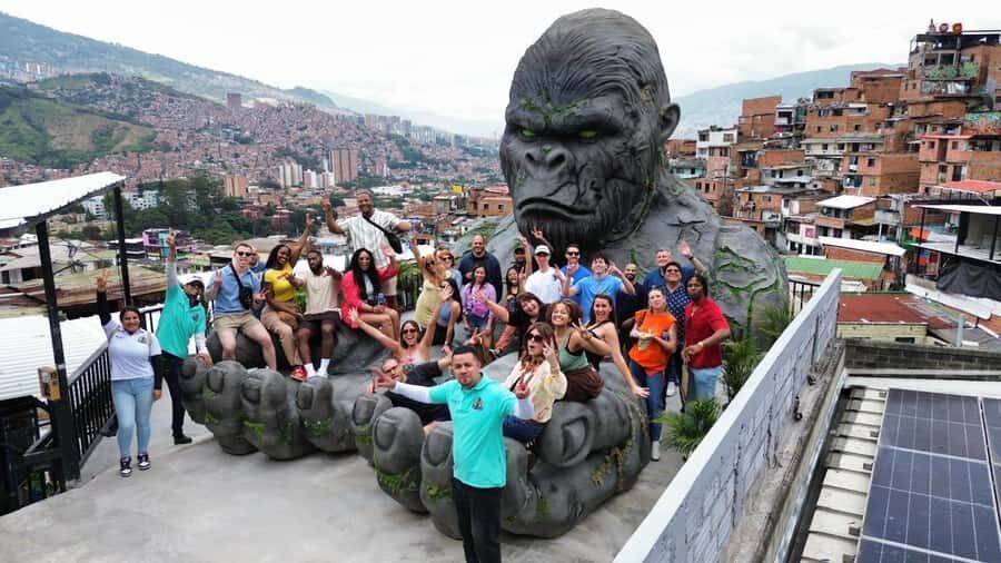 Complete Tour in Comuna 13: Graffiti, History and Street Delights - Getting to San Javier correctly (green umbrella, Line B)