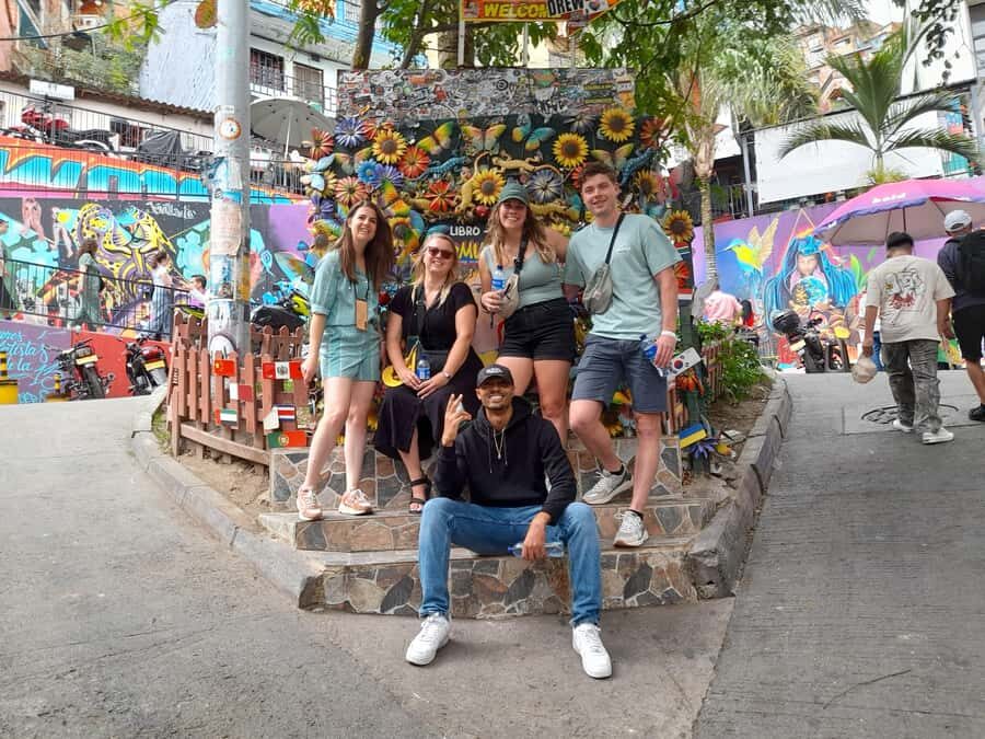 Comuna 13: Graffiti tour & Street Food/drink with telesferic - What Comuna 13 graffiti means (and why this tour works)